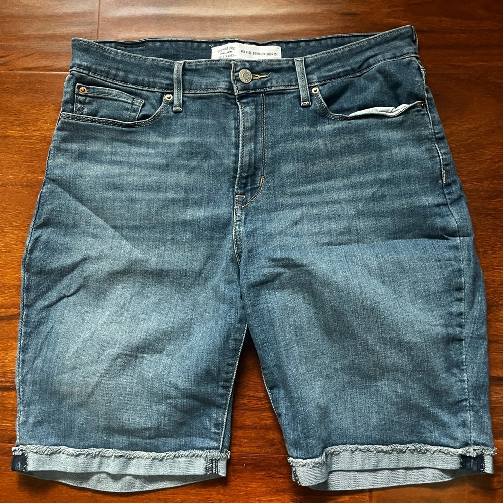 Signature Levi Strauss Mid Rise Bermuda Shorts Size 10 Cute Thigh Jorts